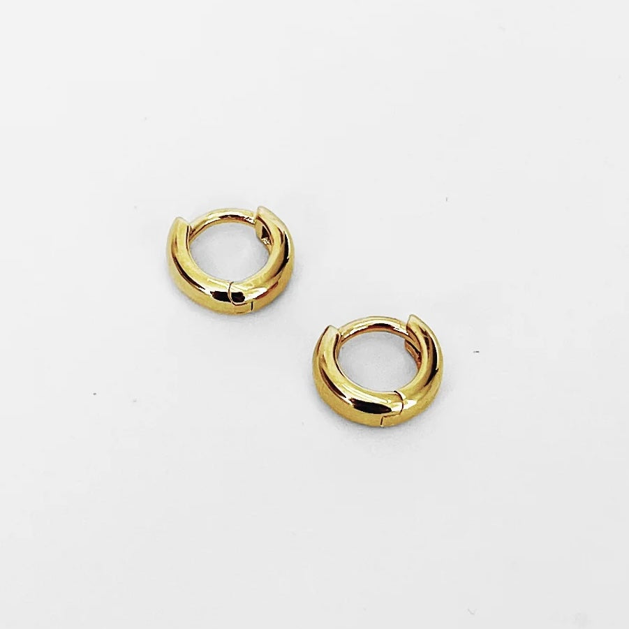 Créoles Baby Norma Huggie en vermeil doré - Kara Yoo