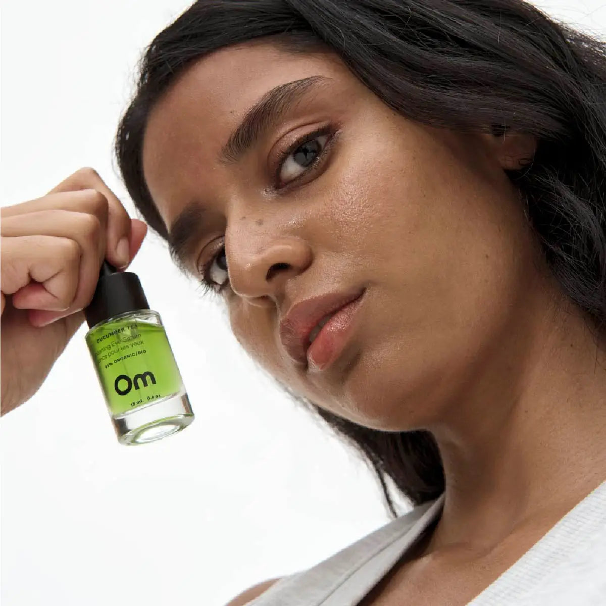 Sérum contour des yeux éclaircissant au thé de concombre — Om Organics