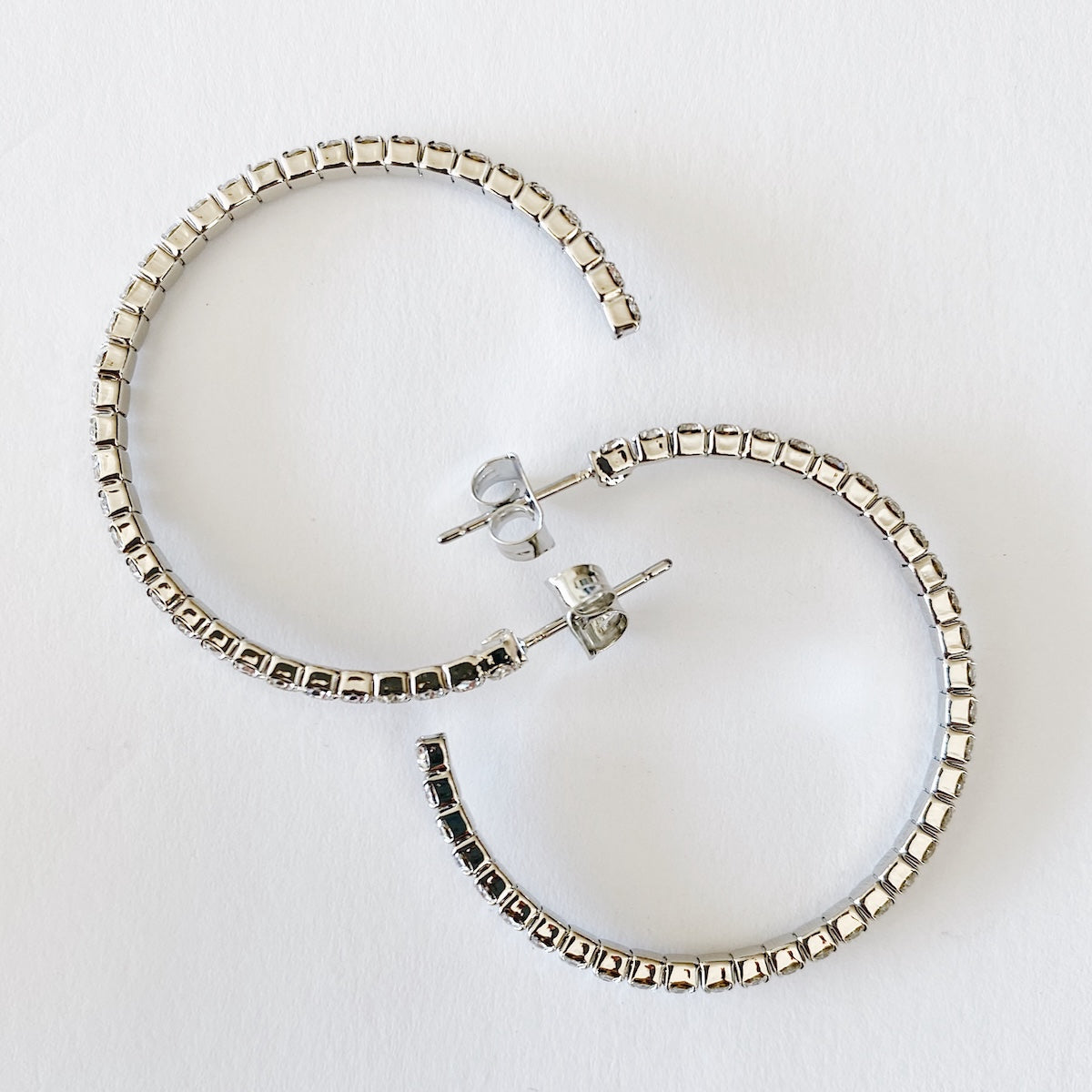 Boucles d'oreilles créoles torsadées en or 18 carats — Public Jewellery
