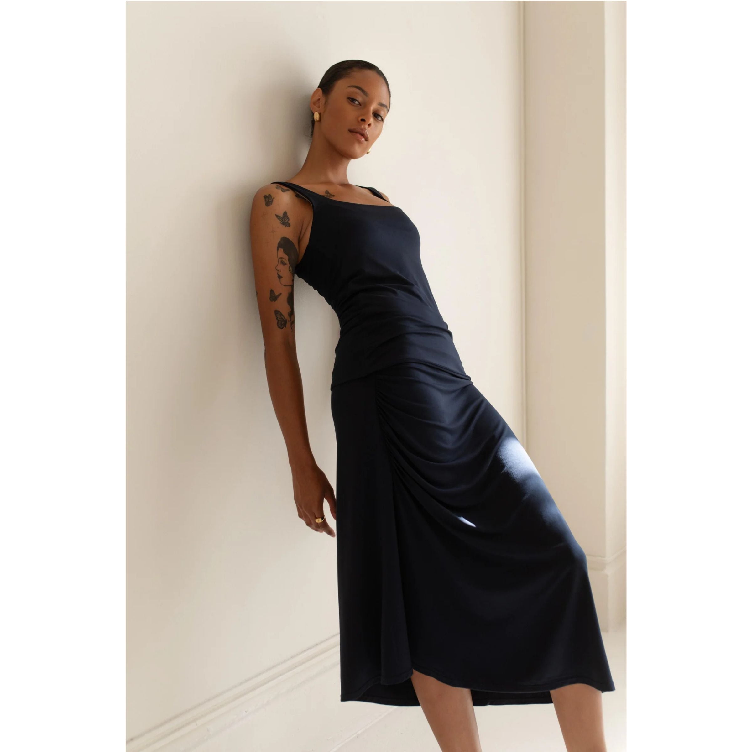 Robe soyeuse Mona avec étiquette en papier — Noir