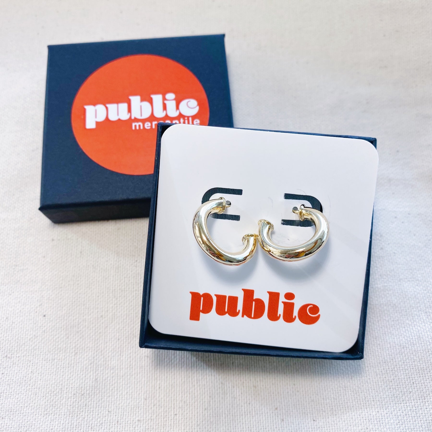 Boucles d'oreilles créoles tubulaires en or 18 carats — Public Jewellery