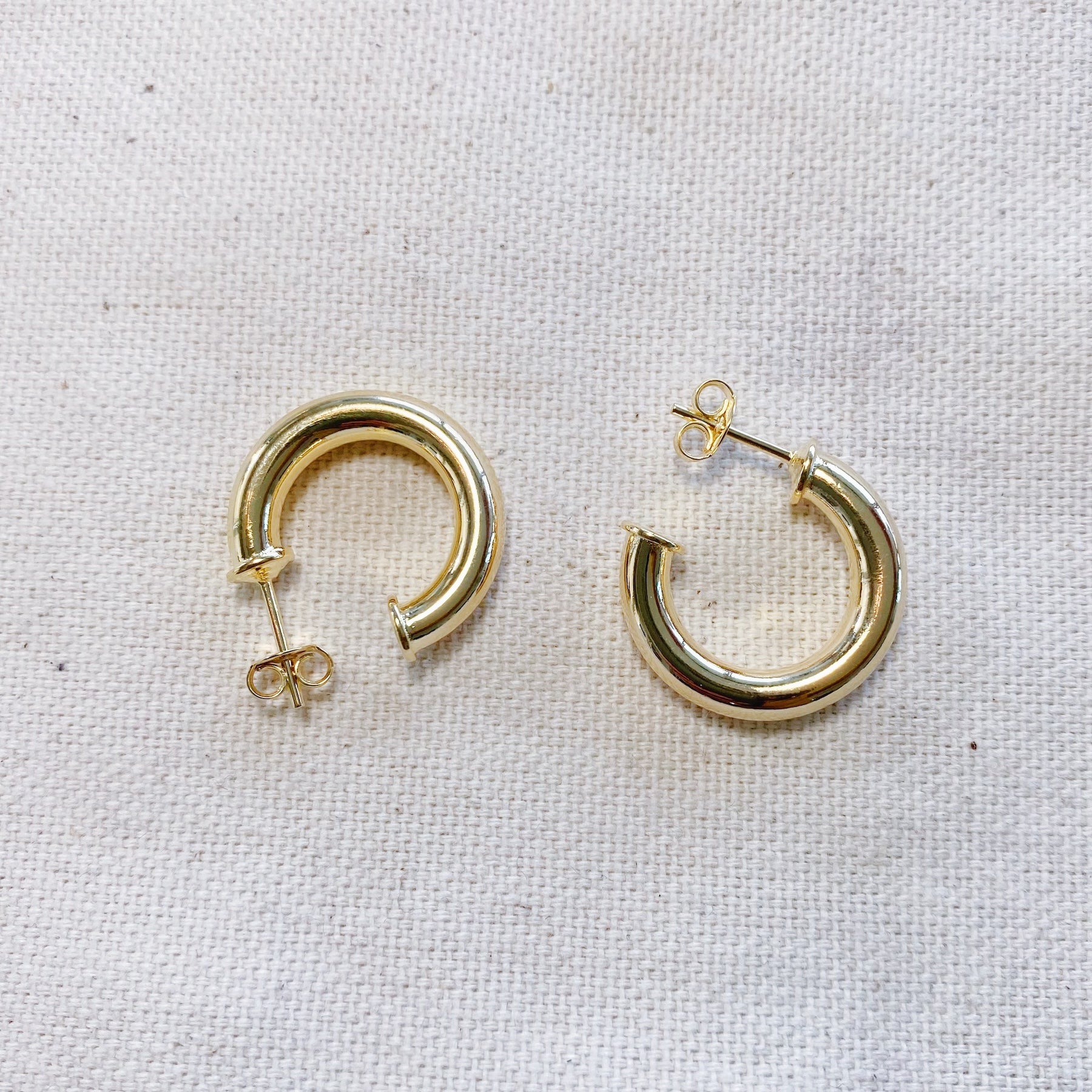 Boucles d'oreilles créoles tubulaires en or 18 carats — Public Jewellery